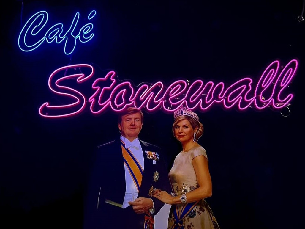 Volop feest in de Walstraat in Enschede bij Café Stonewall